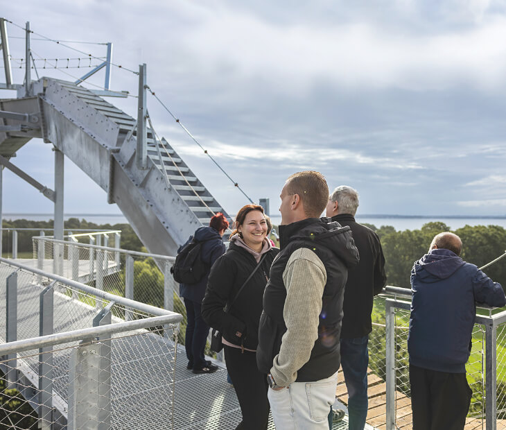 Die SkyLoop Erlebnisse bieten unvergessliche Erlebnisse von gemütlich bis Adrenalin-Kick Eine Gruppe freut sich über den gemeinsamen Besuch der Aussichtsplattform als Highlight ihres Ausflugs