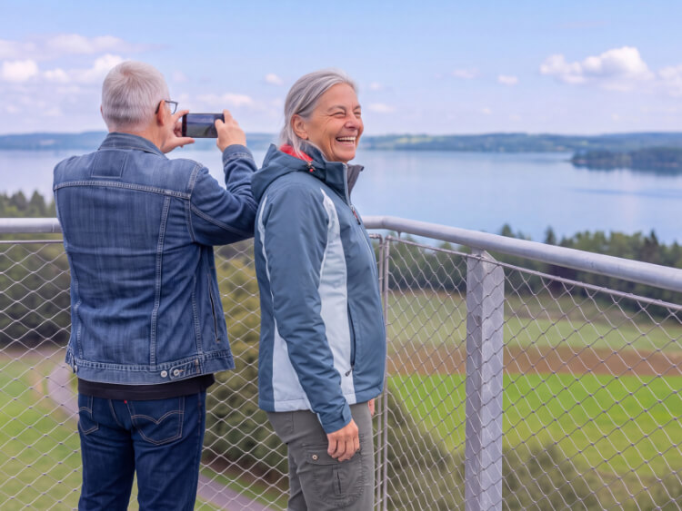 Zwei Personen genie�en lachend den Panorama Rundblick von der Aussichtsplattform �ber das Steinhuder Meer