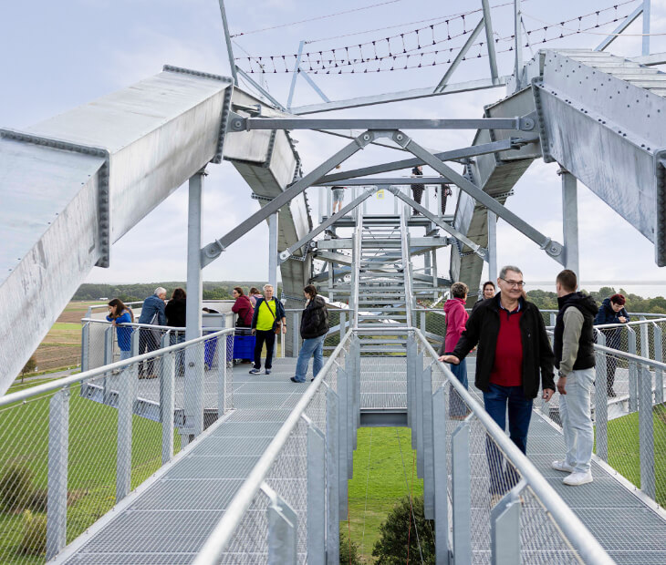 Eine Gruppe besuchen das Kr�hennest als h�chsten Punkt der Aussichtsplattform des SkyLoops