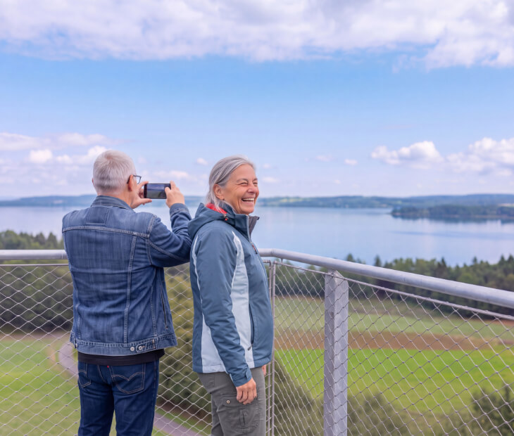 Zwei Personen genie�en lachend den Panorama Rundblick von der Aussichtsplattform �ber das Steinhuder Meer