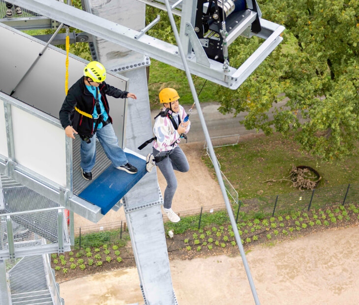 Eine Frau springt beim Basejump mit einem Schrei los