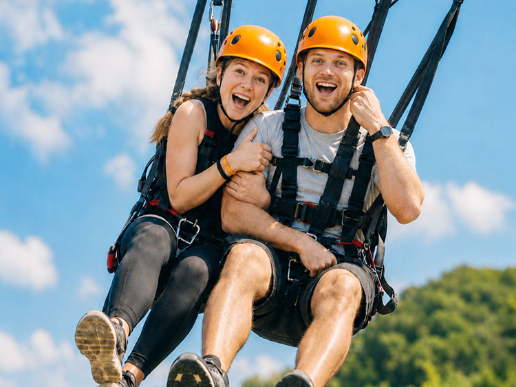 Ein P��rchen klammert sich beim Giantswing aneinander