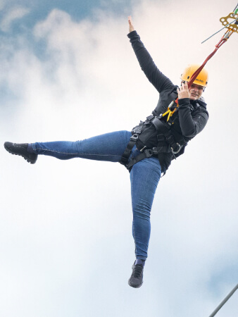 Eine Person fliegt beim Basejump durch die Luft