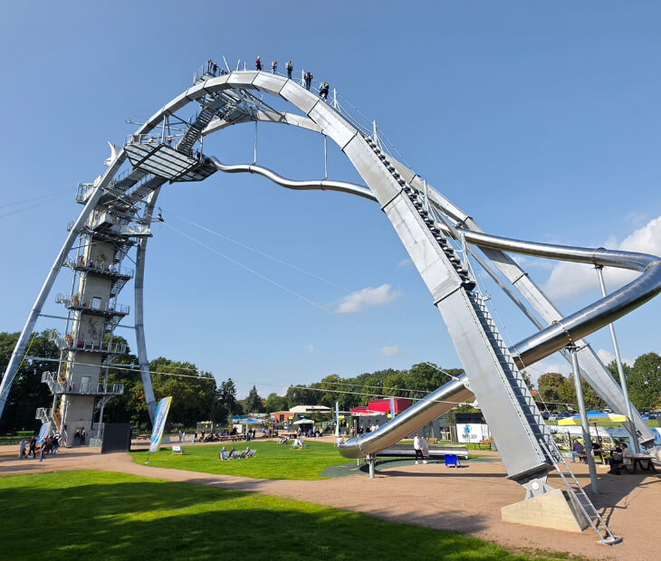 Der SkyLoop ist eine spektakuläre Location und kann auch für einzelne Events exklusiv gebucht werden. Der 40 Meter hohe Aussichtsturm mit Eventbogen SkyLoop ist ein einmaliges Bauwerk