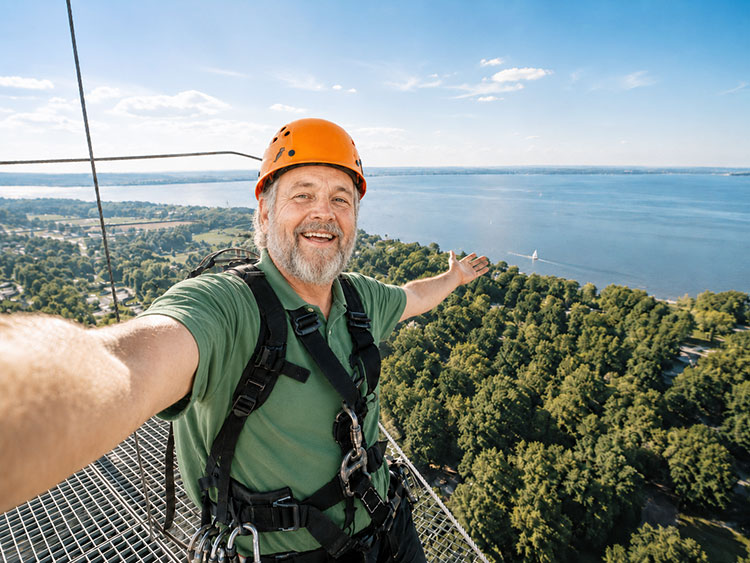 Ein Mann genie�t den Panoramblick vom Skytrail aus