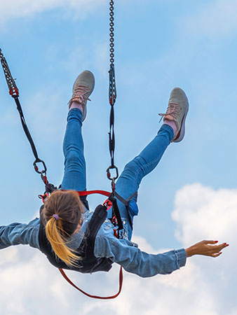 Eine Frau fliegt beim Basejump durch die Luft