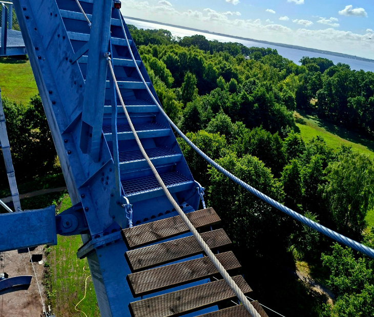 Eine Familie h�lt ihren Besuch auf der Aussichtsplattform vom SkyLoop mit einem Selfie fest