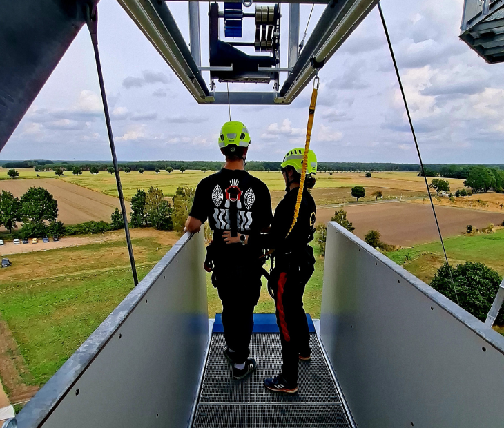 Eine Frau springt beim Basejump aufgeregt lachend ab