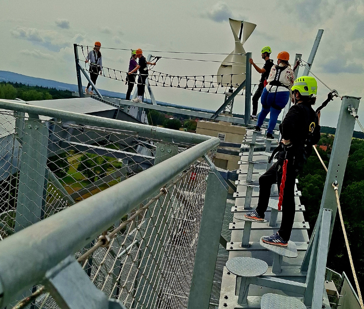 Ein Mann genie�t den Panoramblick vom Skytrail aus