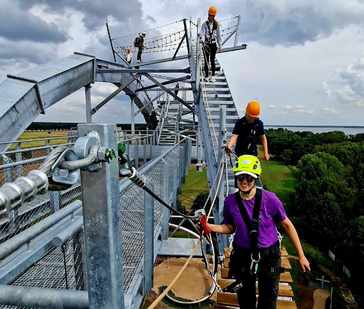 Ein Mann genie�t den Panoramblick vom Skytrail aus