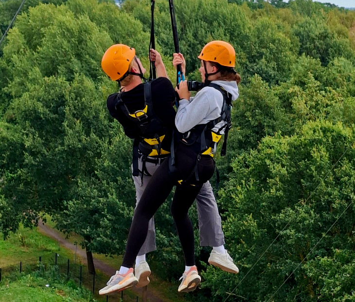 Ein P��rchen klammert sich beim Giantswing aneinander