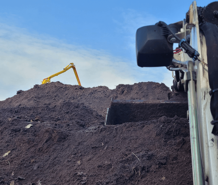 Bagger und Betonpumpe beim Einbringen von Beton f�r die Fundamente des SkyLoop