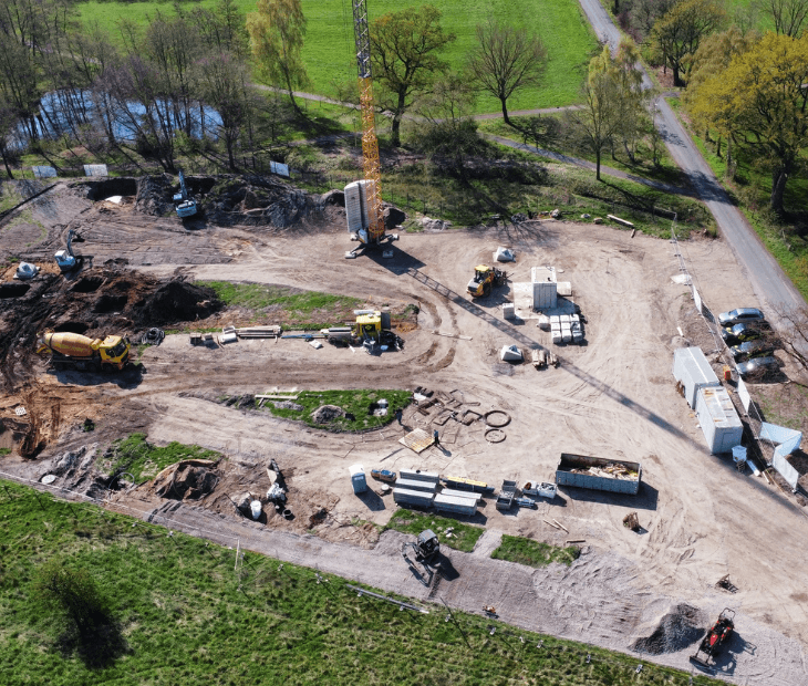 Luftaufnahme der SkyLoop-Baustelle in Mardorf mit Kran, Baugruben, Maschinen und vorbereiteten Fl�chen