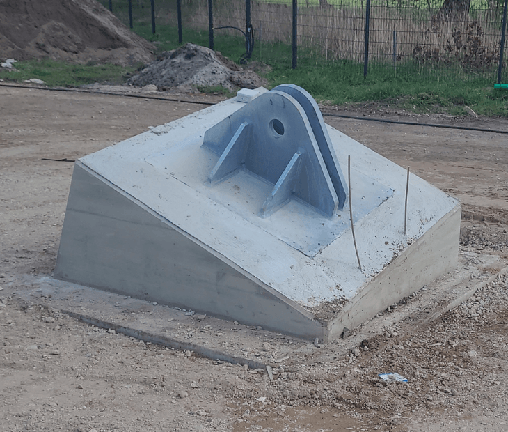 Betonfundament mit Stahlanschluss f�r den k�nftigen Stahlbogen des SkyLoop in Mardorf