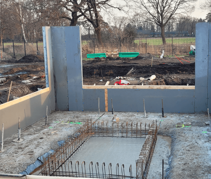 Schalung des Aufzugschachts auf der SkyLoop-Baustelle zur Vorbereitung der Betonarbeiten