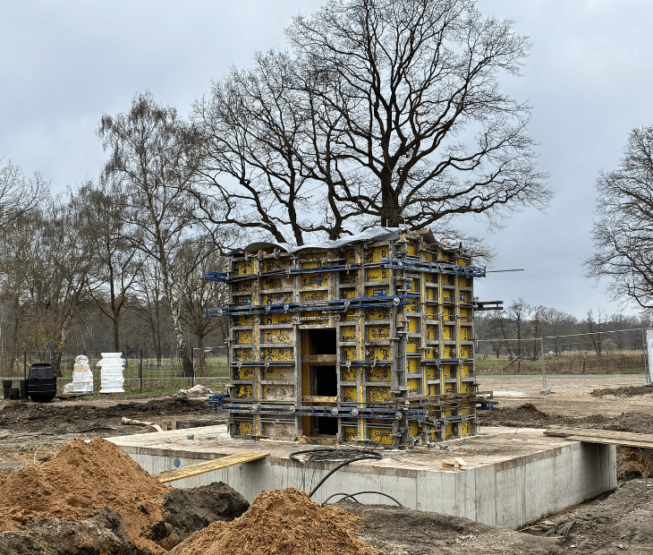 Aufzugschacht des SkyLoop auf der Baustelle in Mardorf � Schalung und Fundament im aktuellen Bauzustand