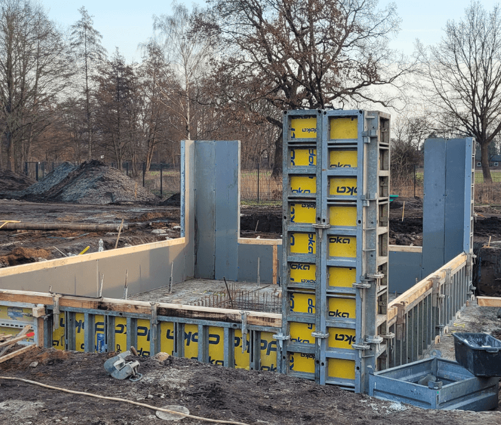 Schalungsarbeiten am zuk�nftigen Aussichtsturm des SkyLoop in Mardorf