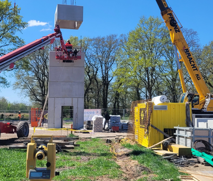 Montage eines Betonfertigteils am Aufzugsturm des SkyLoop in Mardorf mit Kran und Hebeb�hne