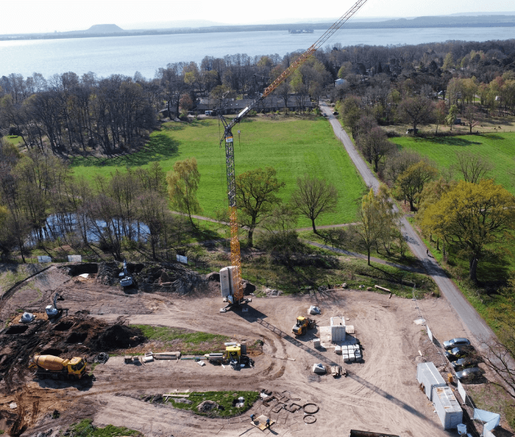 SkyLoop-Baustelle in Mardorf mit Baukran im Vordergrund und dem Steinhuder Meer im Hintergrund
