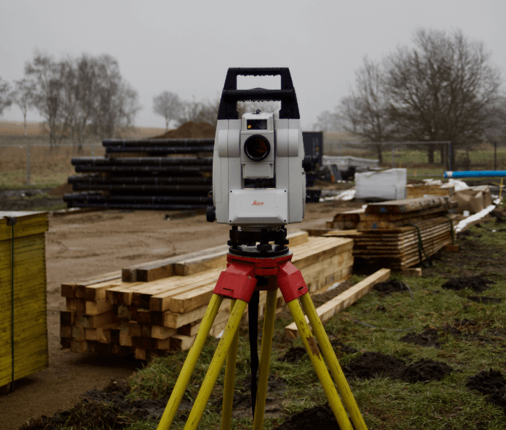 Vermessung und Absteckung auf der SkyLoop-Baustelle in Mardorf f�r die exakte Position der Fundamente