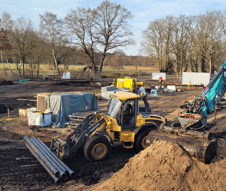 Radlader auf der SkyLoop-Baustelle in Mardorf beim Bewegen von Erd- und Baumaterial