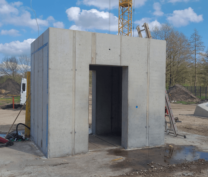 Rohbau des Aufzugsturms auf der SkyLoop-Baustelle in Mardorf mit Betonw�nden und Kran im Hintergrund