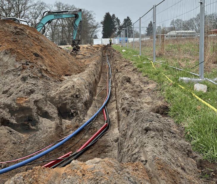 Verlegte Leitungen und Anschl�sse auf der SkyLoop-Baustelle in Mardorf f�r Wasser, Strom und Versorgung